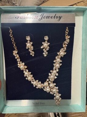 Fashion Jewelry Gold Pearl and Crystal Floral Necklace Set